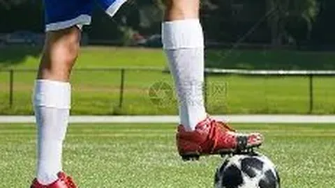 独家揭秘：曼城半场领先利物浦2-0，哈兰德一击制胜+错失点球，尼科远射神来之笔！