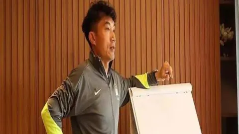 “梁伟铿王昶首轮不敌印尼组合，全英公开赛首轮出局”